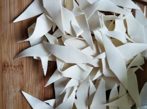 取适量的刀削面