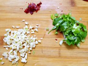 大蒜切末、香菜切碎，红辣椒切碎