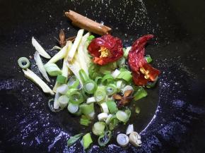 另用锅放油烧热，放入配料爆香