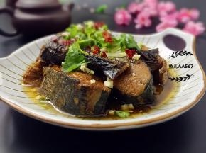 装盘撒蒜末、香菜碎、辣椒碎