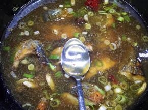 放入鲅鱼块，添水没过鲅鱼块，放入料酒和盐，大火烧开后转中火炖半小时