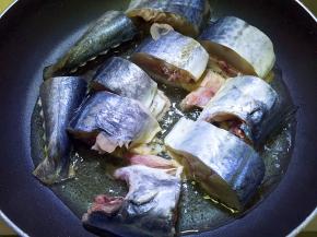 锅内放油烧热，放入鲅鱼块两面煎至金黄后取出