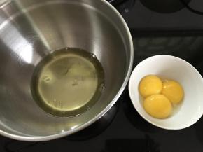 把3个鸡蛋的蛋清和蛋黄分离，分别打入无水无油的打蛋盆中。