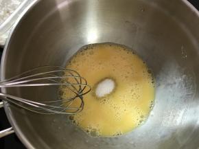 蛋黄中加入10克糖打匀。