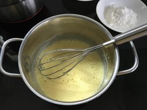 加入牛奶和植物油打至充分乳化。