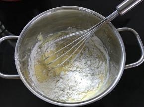 筛入低粉翻拌均匀至无颗粒。