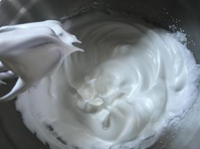 蛋清分三次加入30克白砂糖打至硬性发泡。