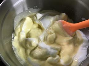 先取1/3的蛋白霜，放入蛋黄糊里，用翻拌的手法混合均匀。