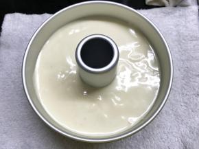 把拌匀的面糊倒入模具中震出气泡。