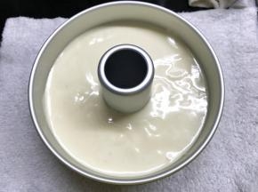 把拌匀的面糊倒入模具中震出气泡。