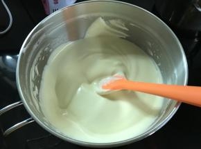 再蛋黄糊倒入剩余的蛋白霜中，翻拌混合均匀。