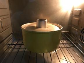 放入预热好的烤箱下层，上下火150度，45分钟左右。