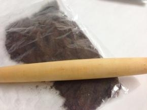 把四块奥利奥饼刮掉中间夹心部分，然后装保鲜袋里用擀面杖碾成粉末状。