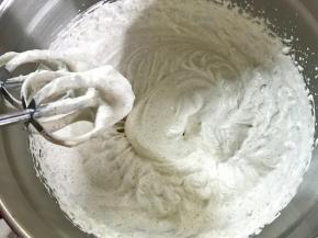 淡奶油里加入盐和糖，打至6.7分发后加入奥利奥饼干碎继续搅打至9分发。