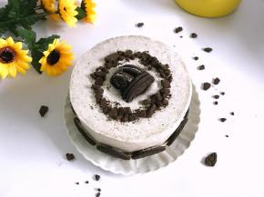 最后在蛋糕上抹面和装饰。