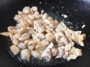 炒至颜色发白，盛出备用。