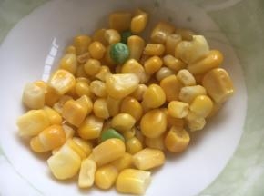 玉米粒提前解冻。
