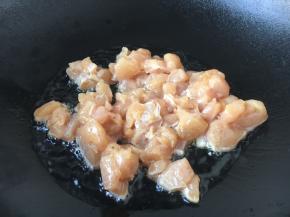 热锅凉油放入鸡丁。