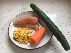 主要食材：黄瓜、鸡小胸、胡萝卜、玉米粒。
