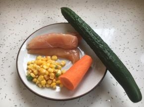 主要食材：黄瓜、鸡小胸、胡萝卜、玉米粒。