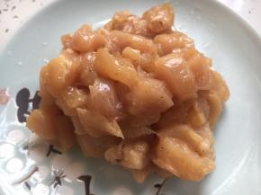 放入少许的白胡椒的、料酒、生抽，适量的淀粉，把它抓匀，腌制10分钟。