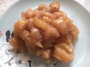 放入少许的白胡椒的、料酒、生抽，适量的淀粉，把它抓匀，腌制10分钟。