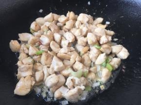 放入炒过的鸡丁，迅速翻炒均匀。