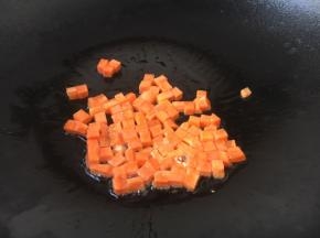 热锅凉油，放少许油，煸炒一下胡萝卜，胡萝卜断生即可盛出备用。