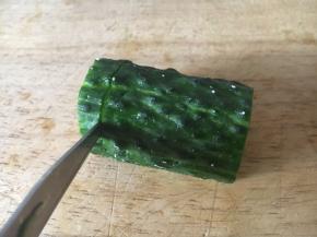 将黄瓜切成5厘米左右的节，一共需要6节。