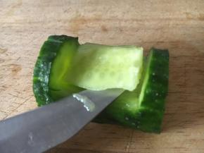 另外再降黄瓜的槽用小刀压深些。