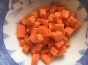 胡萝卜切成小丁备用。