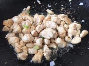 将其翻炒均匀。