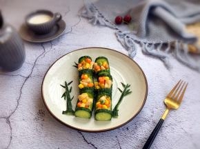 将蔬菜盛在竹节里，翠竹报春就做好了。还可以按照自己的喜好放入沙拉酱、番茄酱等酱汁，爽脆清甜的青瓜，混合多层次的馅料，那可是唇齿留香。