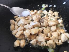 放入少许的白糖。