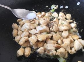 放入少许的白糖。