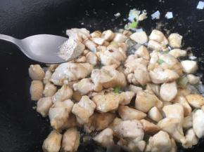 放入少许白胡椒粉。