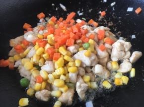 放入胡萝卜丁和玉米粒。