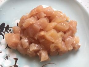 鸡小胸肉切丁。