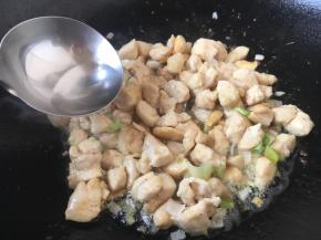 放入1勺锅沿料酒。