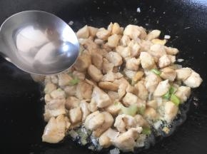 放入1勺锅沿料酒。