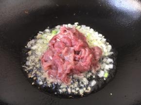 放入瘦肉片。