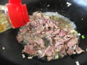 放入1勺的酱油，翻炒均匀。