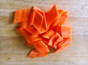 胡萝卜切成薄片。