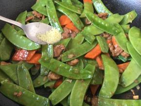 放入少许的鸡精。