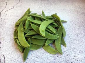 荷兰豆主要吃豆荚，因此买的时候不要选太宽太厚的，那样的吃起来没嚼头，要挑大小均匀颜色发绿的。