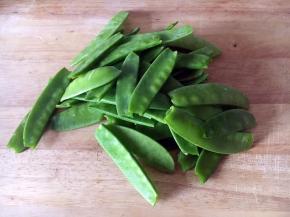 将荷兰豆清洗干净，两头的筋撕掉。
