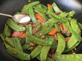 放入少许的盐。