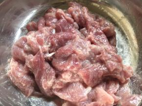 瘦肉片加少许白胡椒粉、生抽、料酒，1勺淀粉抓匀，腌制10分钟备用。