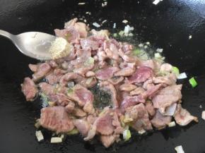 迅速滑炒至颜色变浅，放入少许的白胡椒粉。