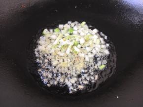 热锅凉油，放入姜末葱花爆香。